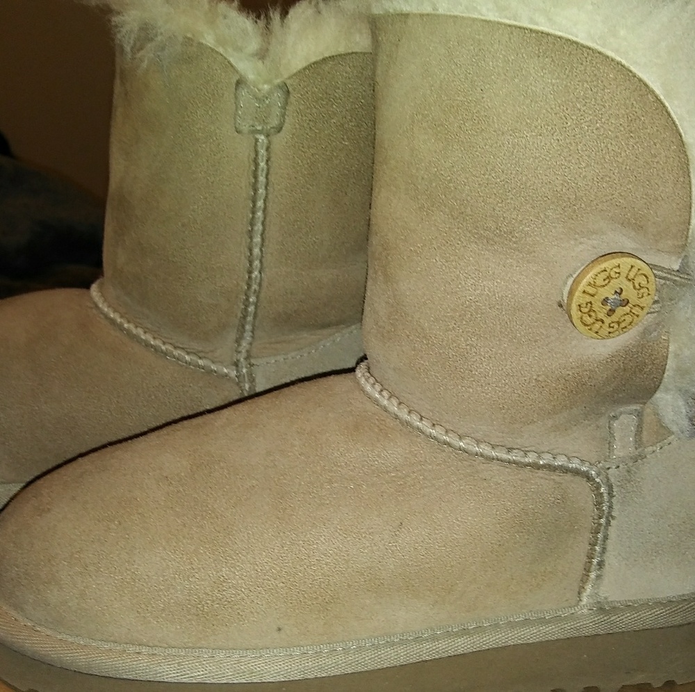 Like New Girls Bailey Button Uggs sz2!!